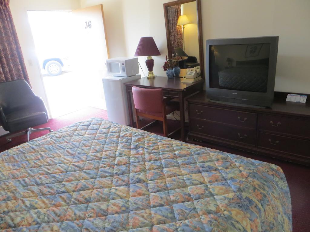 Traveler'S Lodge Salina Room photo