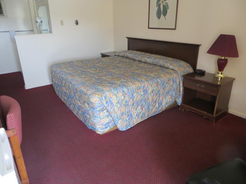 Traveler'S Lodge Salina Room photo