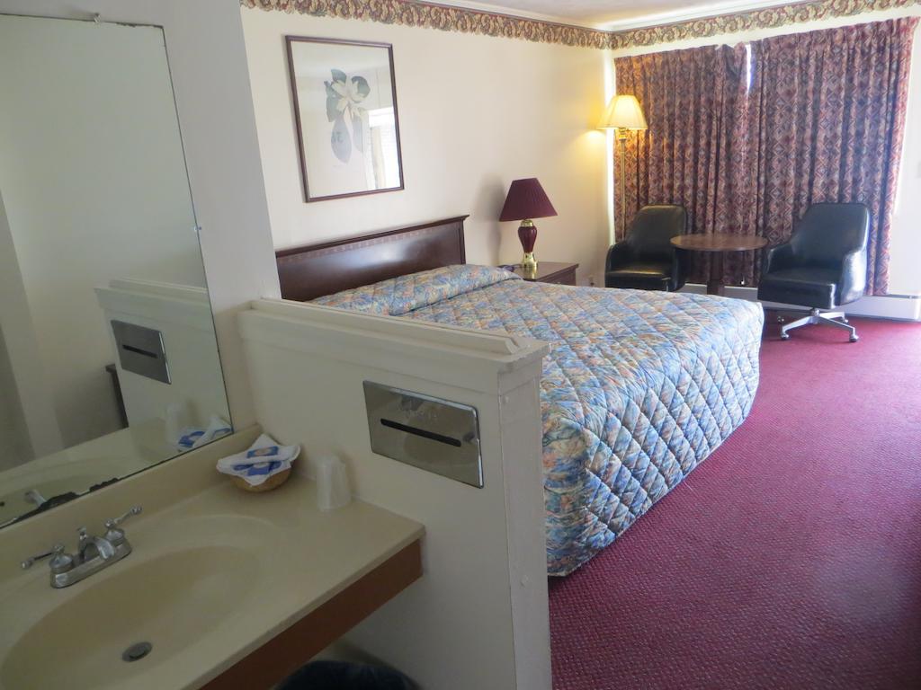 Traveler'S Lodge Salina Room photo
