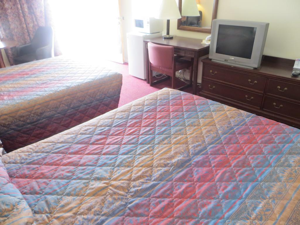 Traveler'S Lodge Salina Room photo